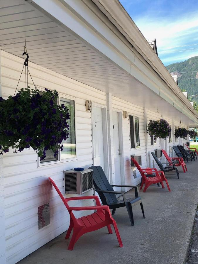 Pines Motel Sicamous Exterior foto